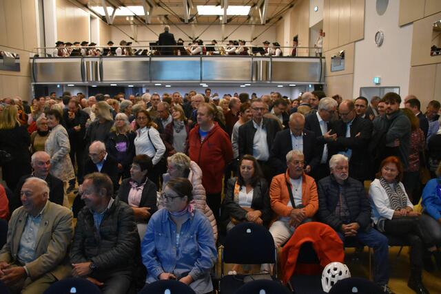 Das Publikum im vollen Bürgerhaus Adler Post kurz vor der Bekanntgabe des Wahlergebnisses. | Foto: Philipp Findling