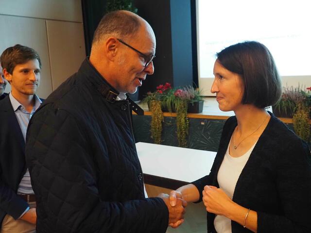 Singens OB Bernd Häusler gratuliert seiner künftigen Amtskollegin. | Foto: Oliver Fiedler