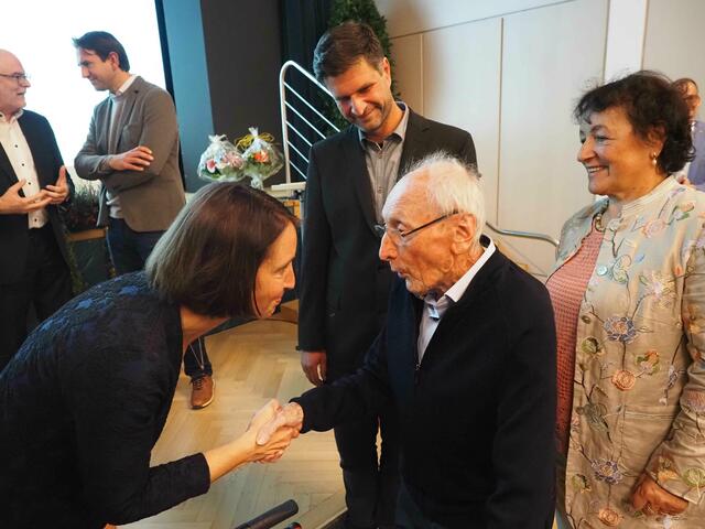 Susen Katter nimmt die Glückwünsche des Altbürgermeisters Franz Ziwey entgegen. | Foto: Oliver Fiedler