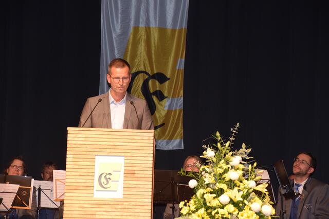 Patrick Stärk spielte bei seinen Worten auf ein Flugblatt an, das sich vor der Stichwahl 1996 verbreitete: "1:0 für Singen". Während damals in Engen befürchtet wurde, dass immer mehr Einrichtungen nach Singen verlagert werden, steht für Stärk fest: Dank Moser gibt es einen ganz eindeutigen, einen "Kantersieg" für Engen. | Foto: Anja Kurz