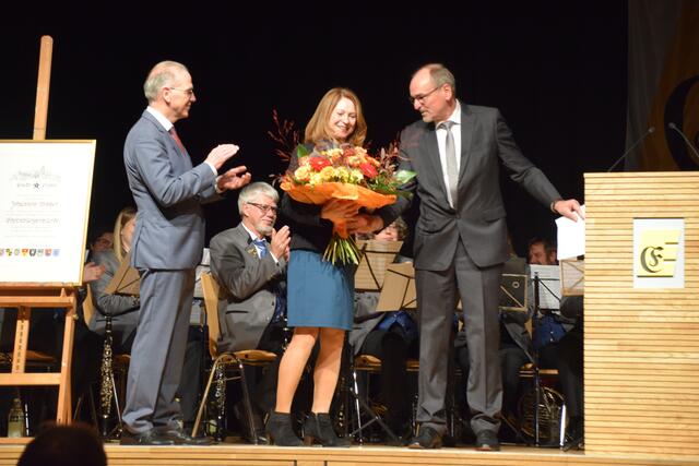 Für Sonja Moser gab es "ein klitzekleines Zeichen der Anerkennung" in Form eines Blumenstraußes. Sie habe die beiden Kinder laut Maier quasi im Alleingang großgezogen. In den nächsten 27 Jahren gebe es da sicher einiges nachzuholen. | Foto: Anja Kurz
