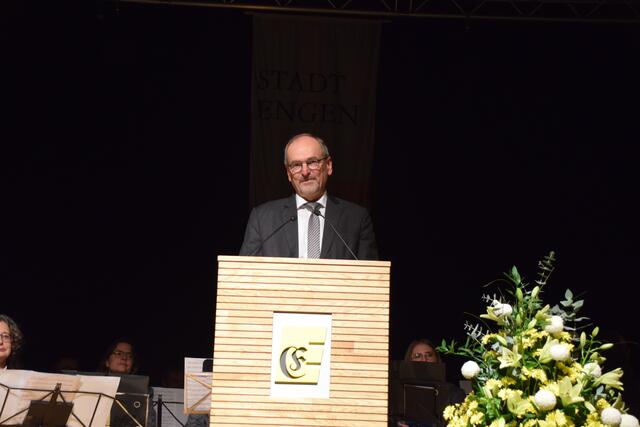 ... die ihm sein erster Stellvertreter, Bernhard Maier, einst schenkte, als er erfuhr, wie lang ein Bürgermeister reden kann. Mit der Sanduhr sollte Moser dieser "Schwäche" Herr werden, genutzt wurde sie aber wohl nie. Maier schlug vor, die Sanduhr an den Nachfolger Frank Harsch weiterzureichen. | Foto: Anja Kurz