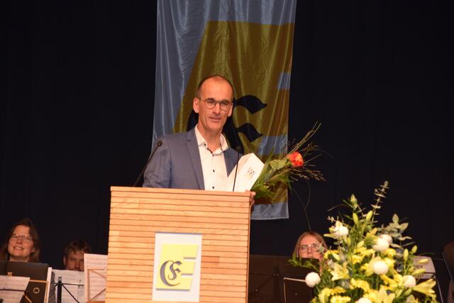 Von Jörg Frey, dem Vizepräsidenten des Baden-Württembergischen Gemeindetages, gab es neben einer Einladung zum Biken in seinen Heimatort Schonach als Geschenk an Johannes Moser "einen echten" Champagner. Für Sonja Moser wiederum brachte er einen "schwäbischen Strauß" mit. Durch den kurz vorher überreichten Strauß wurde er in seiner Annahme bestätigt: Der von ihm mitgebrachte Blumenstrauß wäre auf jeden Fall kleiner gewesen. In drei Wochen bekomme sie dafür dann den richtigen Strauß überreicht. | Foto: Anja Kurz
