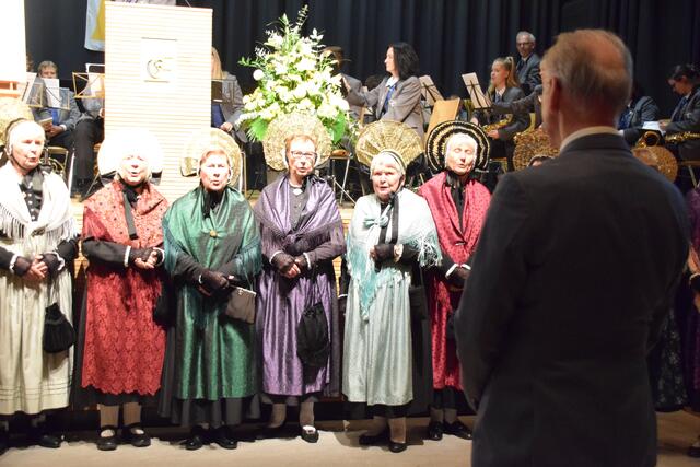 Wie schon zu seinem Amtsantritt sangen die Trachtendamen "Im Hegau, im Schönen" für Bürgermeister Johannes Moser. Er bezeichnet die Traditionsgruppe als "zweite Garde neben der Bürgerwehr". | Foto: Anja Kurz
