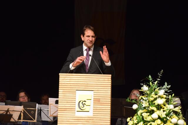 Andreas Jung nannte den Bau des Gymnasiums als ein "herausragendes Beispiel der Zusammenarbeit", für das die Abgeordneten den Bürgermeister schätzen. Im vielen Lob für das Engener Gymnasium sieht Jung zudem ein Zeichen an den ebenfalls anwesenden Frank Harsch: "Der nächste Schritt ist dann die Ansiedlung einer Hochschule."  | Foto: Anja Kurz