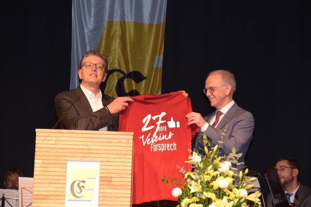 In Stockach gebe es für die Vereine einen offiziellen "Fürsprech". Dank seines Einsatzes für die Vereine wurde Johannes Moser dieser Titel für Engen zugesprochen, festgehalten auf dem T-Shirt: "27 Jahre Vereinsfürsprech" | Foto: Anja Kurz