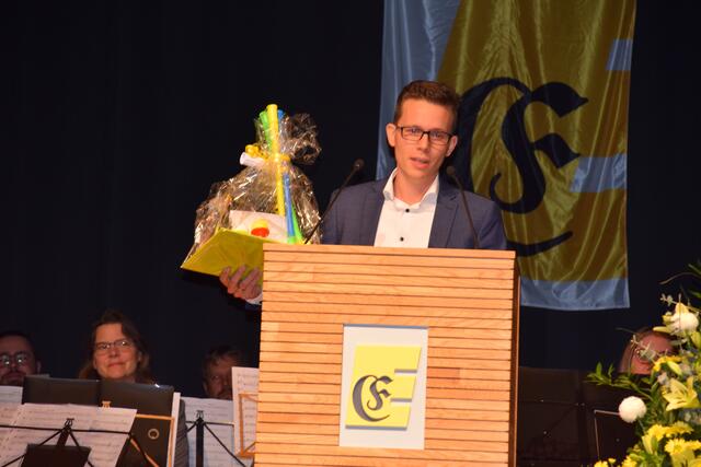 Obwohl Johannes Moser seine Gäste bat, statt ihn zu beschenken, eine Spende an die Bürgerstiftung Engens zu richten, bekam er an diesem Abend auch einige kleine Präsente. Neben der Spende brachte Benjamin Mors als Vertreter des Kreis-Gemeindetags einen Gutschein für einen Golfkurs mit. | Foto: Anja Kurz