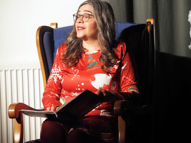 Regisseurin Anny de Silva führte als Erzählerin durch das Stück vpon "Monsier Noël".