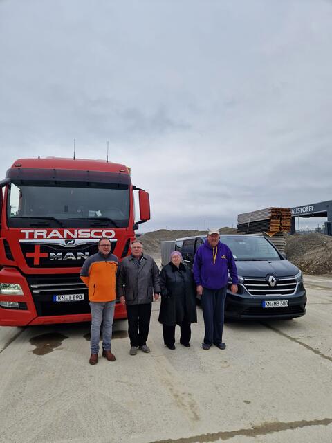 Im Bild, Andreas Zeiher, Valentina und Viktor Krieger und Meinrad Joos bei der Abfahrt in Radolfzell. | Foto: Ukrainehilfe Mühlingen