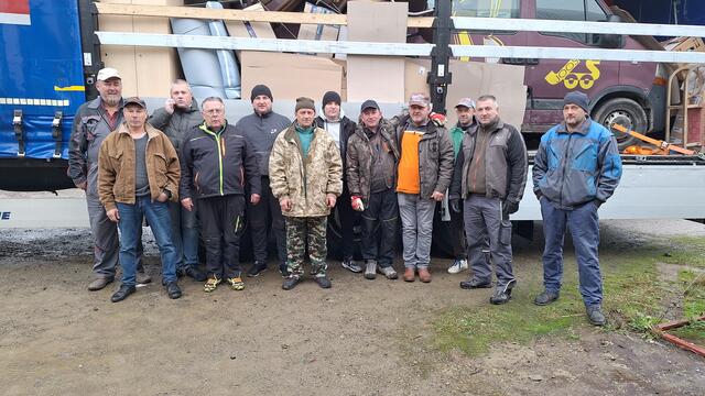 Der inzwischen 10. Hilfstransport der Ukrainehilfe Mühlingen ist in Onokivzi angekommen.Im Bild das Ladeteam bei der Ankunft. | Foto: Ukrainehilfe Mühlingen