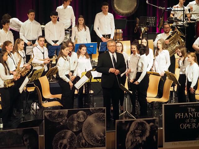 Christian Gommel als Dirigent des Jugendblasorchesters konnte hier den Nutzen der gemeinsamen Jugendarbeit beider örtlicher Musikverein mit einem klasse Auftritt unterstreichen. | Foto: Fiedler