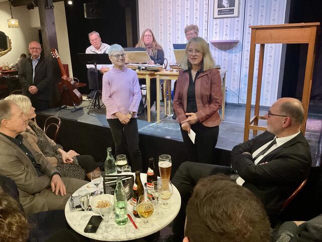Regina Brütsch, Sprecherin der SPD-Fraktion im Singener Gemeinderat, ehrt das „Schlatter SPD-Gesicht“ Claudia Rehling (Bildmitte) für deren 40jährige SPD-Mitgliedschaft: „Du hast unwahrscheinlich viel in die Wege geleitet“, dankte Brütsch und erinnerte auch vielfältige Aktivitäten im AWO-Ortsverein. Rechts im Bild: OB Bernd Häusler, links im Bild: Berthold Jörke, Vorsitzender SPD-Ortsverein Singen | Foto: Bernhard Grunewald