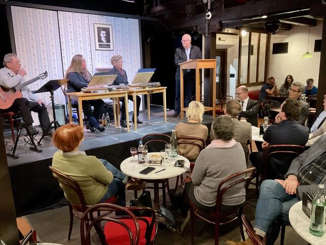 Berthold Jörke, Vorsitzender des SPD-Ortsvereins Singen, rechts im Bild, bei der Begrüßung zum Neujahrsempfang am Sonntagabend in der Singener Färbe - mit auf der Bühne die „Hegauer Saiten“ mit Berthold Schaffenroth an der Gitarre, Nicole Schwegler und Erika Güss an der Zither (von Links). | Foto: Bernhard Grunewald