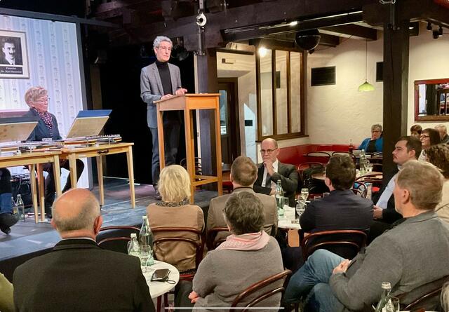 Peter Neukomm, Stadtpräsident Schaffhausens (SP), ein immer wieder gern gesehener Gast, Nachbar und Freund bei seinem Grußwort zum Neujahrsempfang des Singener Ortsvereins in der Färbe vor stets interessierten Gästen, In der Bildmitte rechts OB Bernd Häusler. | Foto: Bernhard Grunewald