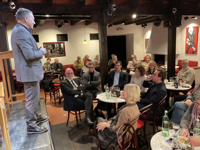 Hans-Peter Storz, SPD-Landtagsabgeordneter in Stuttgart, entbietet den Gästen, Freunden und Mitgliedern seines SPD-Ortsvereins Grußworte zum Neujahrsempfang der Färbe, darunter OB Bernd Häusler, Schaffhausens Stadtpräsident Peter Neukomm (SP), Tengens Bürgermeister Selcun Gök (SPD), SPD-MdB Dr. Lina Seitzl und Sascha Binder, Parlamentarischer Geschäftsführer der SPD-Landtagsfraktion in Stuttgart (v.li.n.re.), vorne: Sandra Storz. | Foto: Bernhard Grunewald