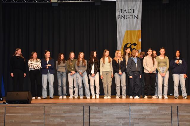 Geballte Frauenpower zeigte sich auf der Bühne mit den B1-Juniorinnen des Hegauer FV... | Foto: Philipp Findling