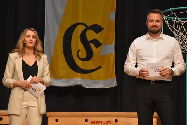 Isabel Meier-Lang und Philipp Gaiser führten in der Stadthalle durch den Abend.  | Foto: Philipp Findling