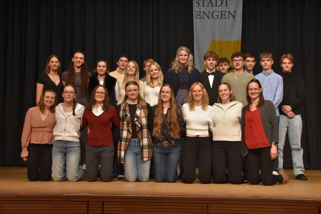 Die erfolgreichen LeichtathletInnen des TV Engen gemeinsam mit Natalie Geisenberger.  | Foto: Philipp Findling