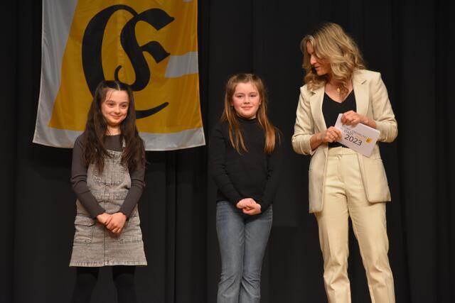 Auch im Tanz gab es die Ehrungspremiere in Engen, in diesem Jahr für Mila Sofia Avini und Lenia Kern von der Tanzschule Dance of Colours aus Singen... | Foto: Philipp Findling