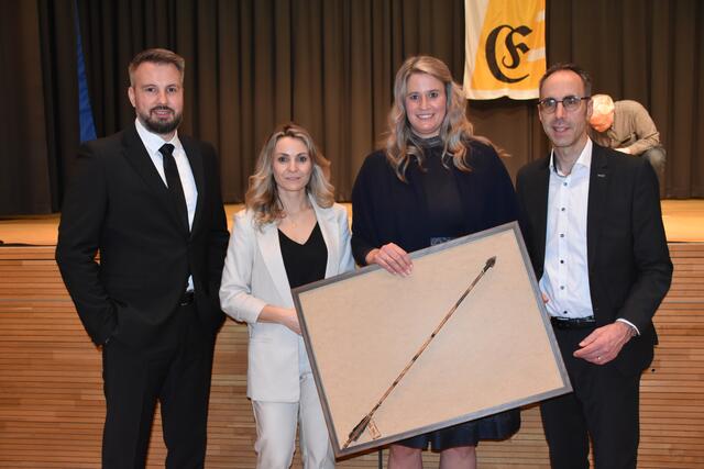 Die beiden Moderatoren Philipp Gaiser und Isabel Meier-Lang (links) und Bürgermeister Frank Harsch gemeinsam mit Natalie Geisenberger und ihrem Gastgeschenk der Stadt Engen.  | Foto: Philipp Findling