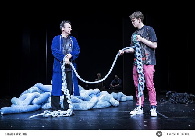 Alain (Ingo Biermann) und Florin (Leonard Meschter) stricken sich näher. | Foto: Ilja Mess/ Theater Konstanz