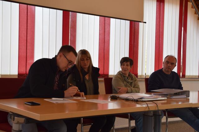 Die Mitglieder der Gemeindewahlausschusses (von links): Rudolf Schlichenmaier (Vorsitzender), Angelina Wind (Schriftführerin), Sonja Ramsperger (stellvertretende Vorsitzende) und Franz Josef Hartmann (Beisitzer). Nicht im Bild: Gabriele Martin (stellvertretende Schriftführerin) und Monika Bursy (Beisitzerin) | Foto: Anja Kurz