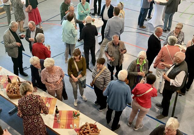 Nach dem Schlußwort von Ortsvorsteher Bernhard Schütz (2.v.li.) zum 6.Bürgerdialog in der Überlinger Riedblickhalle wurden die Gespräche in geselliger Runde fortgesetzt. | Foto: Bernhard Grunewald