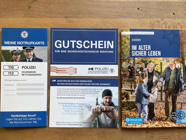 Einen „Gutschein für eine sicherungstechnische Beratung“ bot Hauptkommissarin Heidrun Angele allen interessierten Menschen am Rande des 6.Bürgerdialogs in Überlingen am Ried an - kostenlos wird nach einer telefonischen Terminvereinbarung vor Ort geprüft, wie der häusliche Schutz vor Einbruch, Diebstahl und Betrug notfalls verbessert werden kann.  | Foto: Bernhard Grunewald