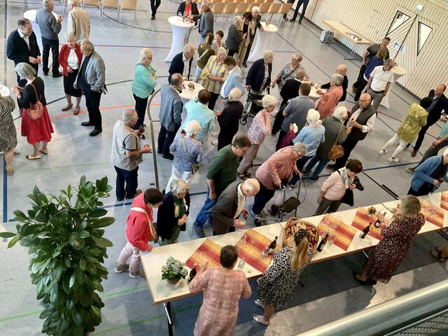 Reger Andrang herrschte beim geselligen Ausklang des 6. Überlinger Bürgerdialogs in der Riedblickhalle am Sonntagvormittag.
 | Foto: Bernhard Grunewald
