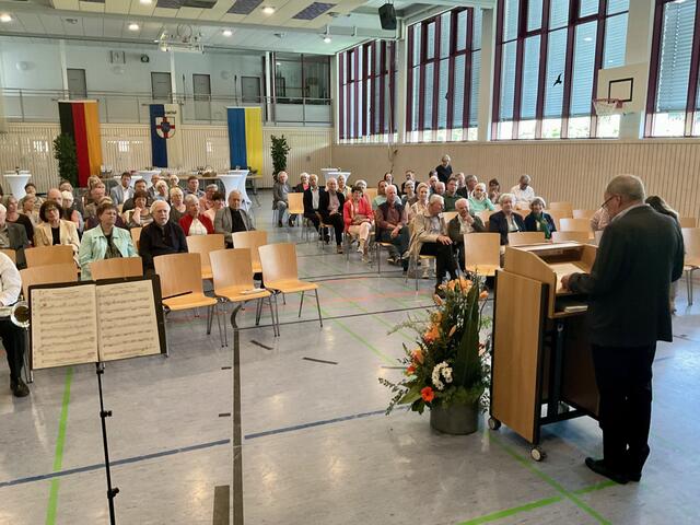 Reges Interesse zeigte die Bürgerschaft von Überlingen am Ried am sechsten Bürgerdialog und der Schlussbilanz von Ortsvorsteher Bernhard Schütz (am Pult) in der Riedblickhalle. | Foto: Bernhard Grunewald