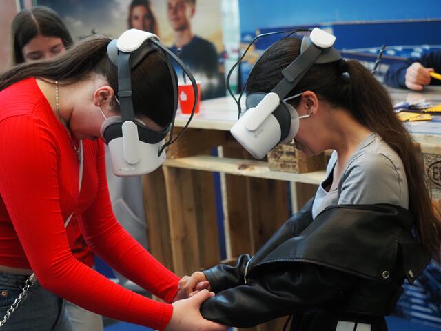 Der Blick in manche Unternehmen und Berufe war an einigen Ständen auch per VR-Brille möglich, was auch deutlich macht, mit welchem Aufwand durch die Firmen um künftige Auszubildende geworben wird. Die Vielfalt an Berufen und Ausbildungswegen macht es freilich den Jugendlichen immer schwerer die Wahl für sich treffen zu können. | Foto: Oliver Fiedler