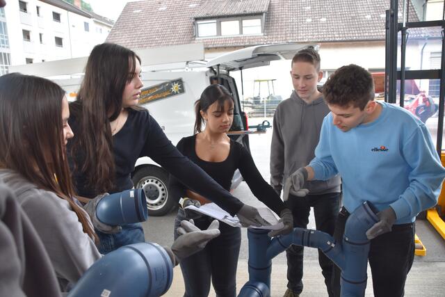 Hier zeigen die Mädels den Jungs, wie das letzte Element der Bank verbaut werden muss.  | Foto: Philipp Findling