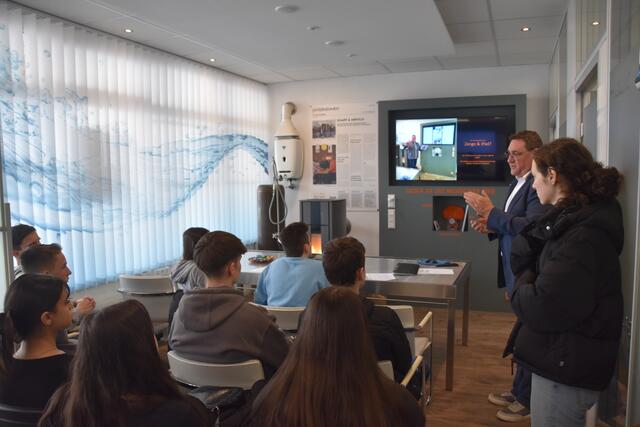 Geschäftsführer Ingo Arnold gab den SchülerInnen einen Einblick in die Berufswelt von Kumpf &amp; Arnold.  | Foto: Philipp Findling