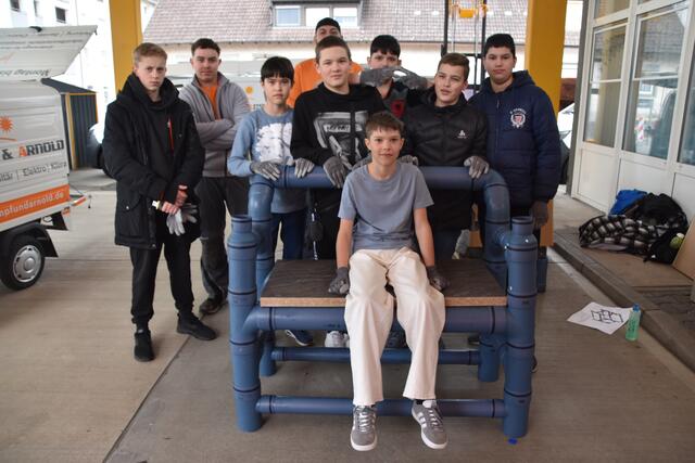 Auch die Schüler der Ekkehardschule präsentierten sich stolz auf ihrer eigenen Sitzbank. | Foto: Philipp Findling