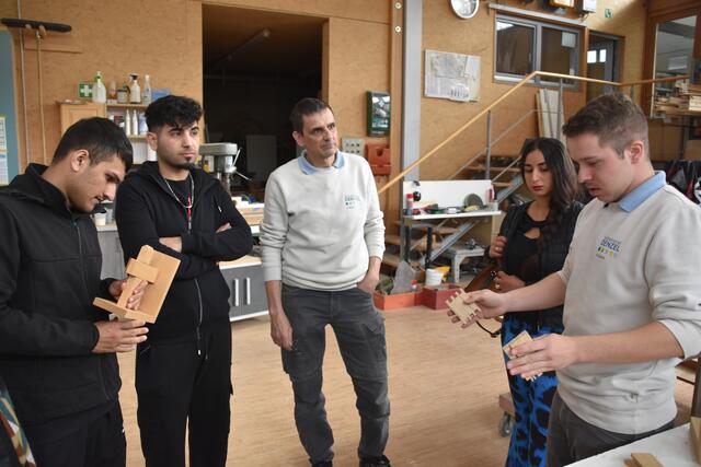 Unter beobachtenden Augen von Geschäftsführer Jürgen Denzel gab Nils Gabele einen Überblick über die verschiedenen Holzarten, welche in ihren fast 300 Aufträgen pro Jahr verarbeitet werden. | Foto: Philipp Findling