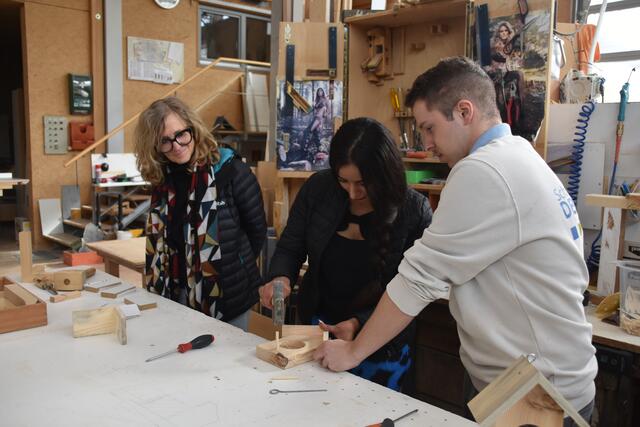 Ein eigenes Vogelhäuschen bauen konnten die SchülerInnen der VOAB-E in der Schreinerei Denzel unter Mithilfe von Azubi Nils Gabele (1. von rechts). | Foto: Philipp Findling