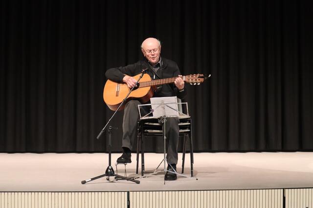 Erich Moser an der Gitarre mit dem "Markelfinger Lied" | Foto: Anja Kurz
