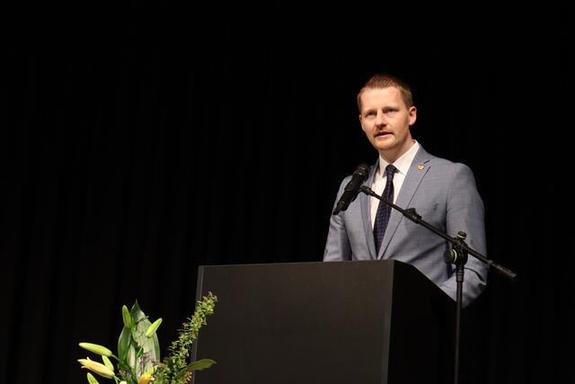 Oberbürgermeister Simon Gröger machte gleich zu Beginn Lust die neue Ortschronik zu lesen. | Foto: Anja Kurz