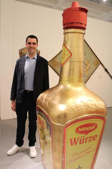 Simon Götz mit einem seiner Highlights: der XXL-Maggiflasche. | Foto: Tobias Lange