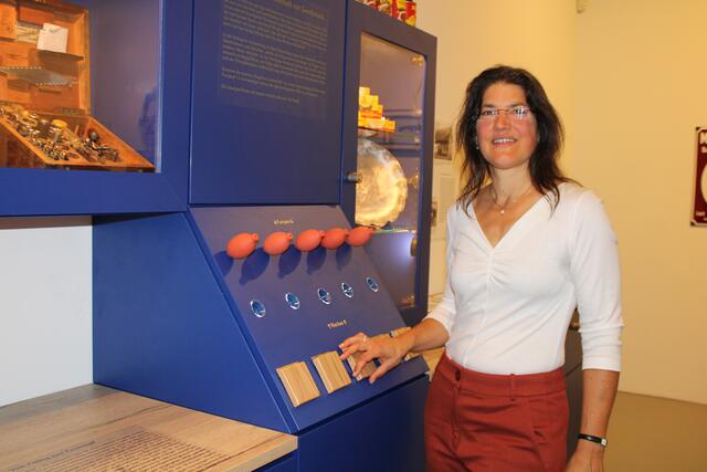 Britta Panzer mit einem ihrer Highlights: der Küchenzeile | Foto: Tobias Lange