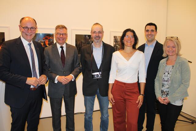 OB Bernd Häusler, Museumsleiter Christoph Bauer, Architekturfotograf Marcus Schwier, Britta Panzer und Simon Götz vom Stadtarchiv sowie Catharina Scheufele, Abteilungsleiterin Kultur und Tourismus bei der Eröffnung der Doppelausstellung. | Foto: Tobias Lange