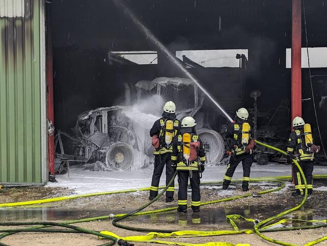 ...wenn auch der Traktor selbst nicht mehr zu retten war. | Foto: Feuerwehr Tengen