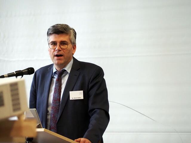 Der Verbandspräsident und Waldshuter Landrat Dr. Martin Kistler bei seinem Einführungsvortrag in der Tengener Randenhalle.