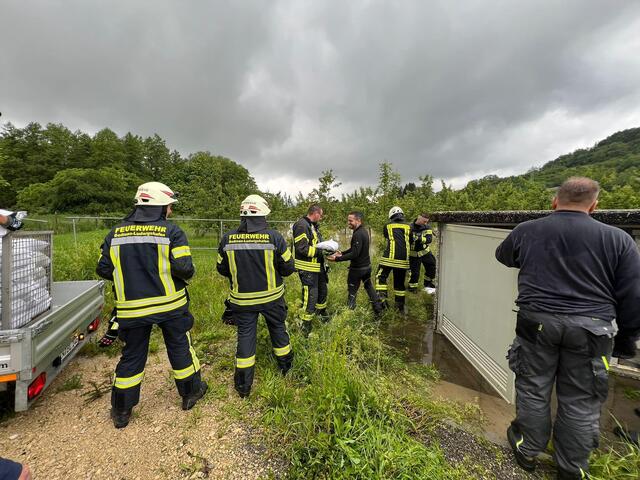 Mit Sandsäcken wurde die Kläranlage zusätzlich geschützt. Im Bild auch Bürgermeister Christoph Stolz (in Schwarz).