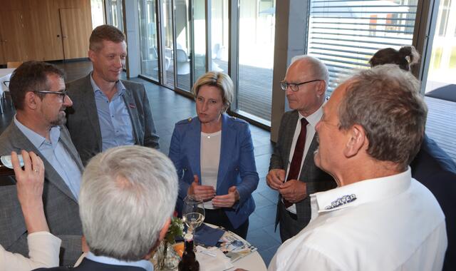 Im Gespräch mit den Mitgliedern der Vollversammlung – Nicole Hoffmeister-Kraut. | Foto: Oliver Hanser