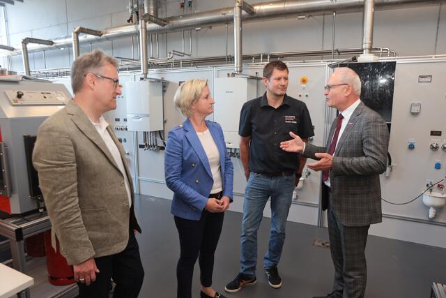 Hier findet die Ausbildung statt: Nicole Hoffmeister-Kraut im Gespräch mit Georg Hiltner, Dominik Anthöfer (Lehrmeister SHK) und Werner Rottler (von links). | Foto: Oliver Hanser