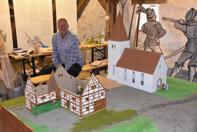Noch ist Modellbauer Günther Sülzle fleißig am Arbeiten, doch pünktlich zur Eröffnung des Playmobil-Modells zur Kirchweih am 20. Juni werde er fertig sein. | Foto: Philipp Findling