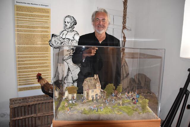 Andreas Kämpf vor dem Diorama, welches die Geschichte der Sturmglocke zeigt, Handlung des Theaterstücks anlässlich des Jubiläumsjahrs. | Foto: Philipp Findling