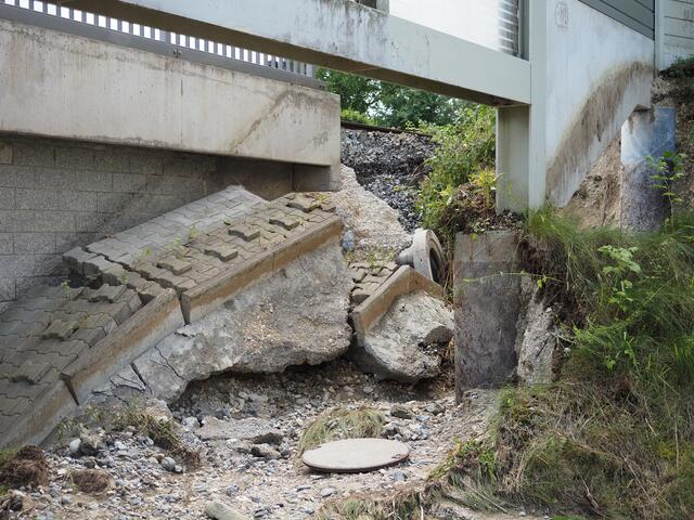 Das Ausmaß der Zerstörung zeigt dieses Bild vom den Bahnüberführung der Schlachthaustraße. Selbst größerer Betonelemente wurden weggedrückt. | Foto: Fiedler