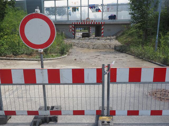 Nach einer Stunde war der Regen vorbei. Um den ganzen Schotter aus der Unterführung der Singener Schlachthausstraße herausbekommen, ging es mehrere Tage. Das Auto darin war von beiden Seiten entschlossen, was auch deutlich macht, wie schnell die Flutwelle mit ihrer Schmutzfracht kam. An dieser Stelle war nach auch das Gleisbett der Bahn schwer beschädigt worden. | Foto: Fiedler